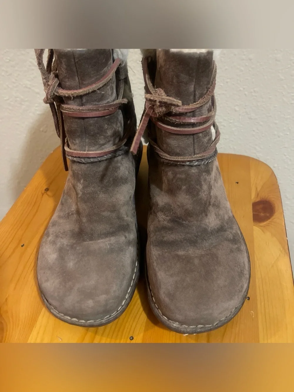 UGG Brown Suede nwot caspia Ankle Boots with White Shearling Cuff suede